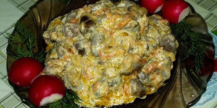 Hühnerherzen mit Zwiebeln und Karotten in Sauerrahmsauce