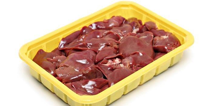 Fetge de pollastre en una paella de plàstic