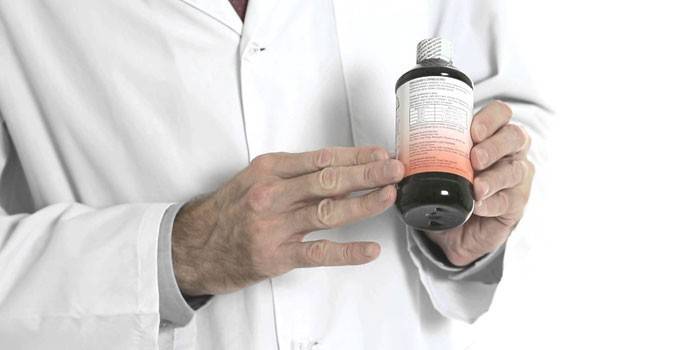 Vīrietis tur rokā Loma Lux Psoriāzes pudeli