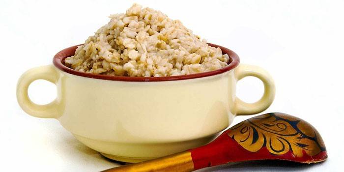 Bột yến mạch trong một cái đĩa và muỗng