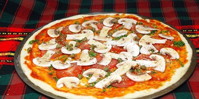Rohe Champignonpizza bevor dem Backen