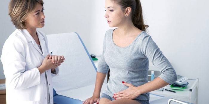 Fille chez le docteur