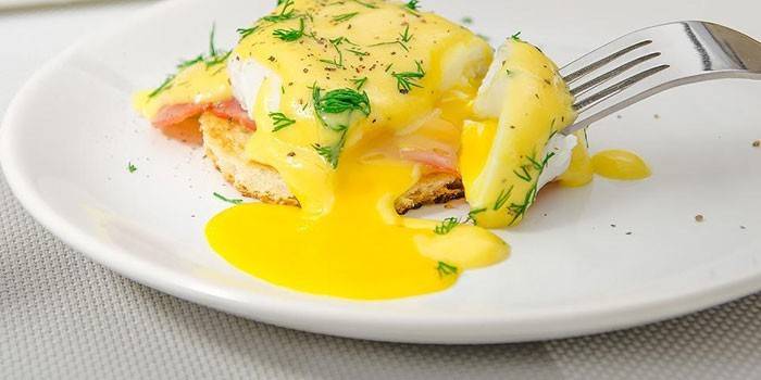 Trứng Benedict với sốt hollandaise trên đĩa