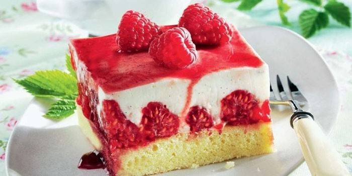 Bánh mâm xôi sữa chua với bánh xốp