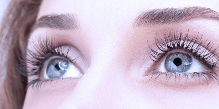 Yeux d'une fille aux longs cils