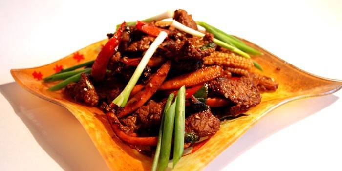 Viande de porc à la chinoise avec des légumes