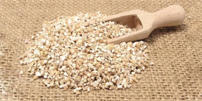 Semole di orzo e paletta di legno