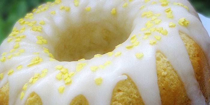 Cupcake de limão molhado pronto com glacê branco