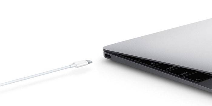 كمبيوتر محمول وكابل USB