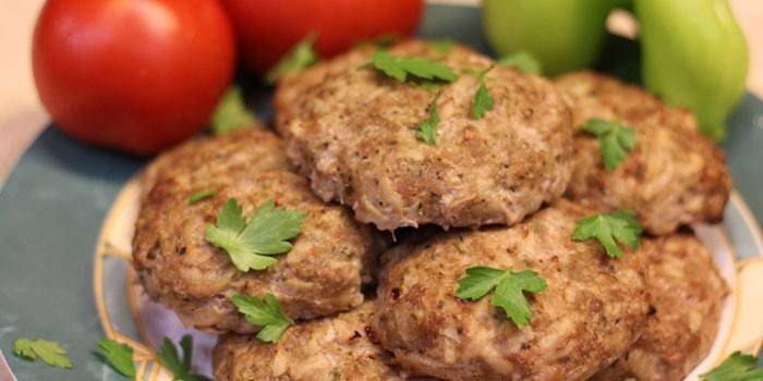 Viande hachée et côtelettes de pommes de terre