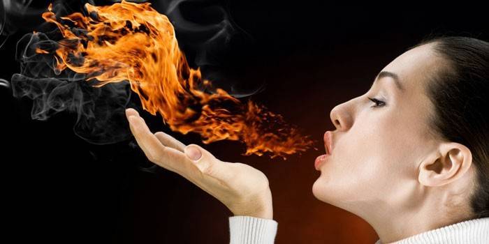 La donna respira il fuoco