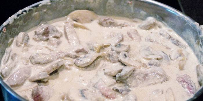 Cogumelos com carne de porco em molho de creme azedo