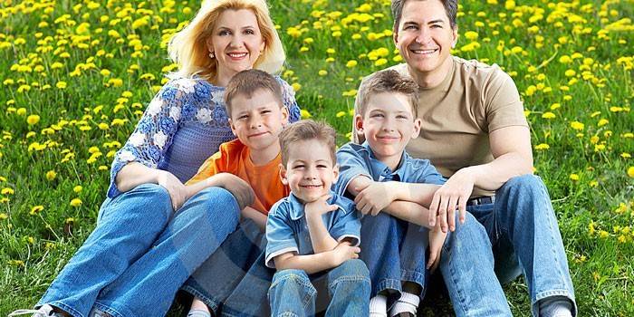 Mamá, papá y tres hijos