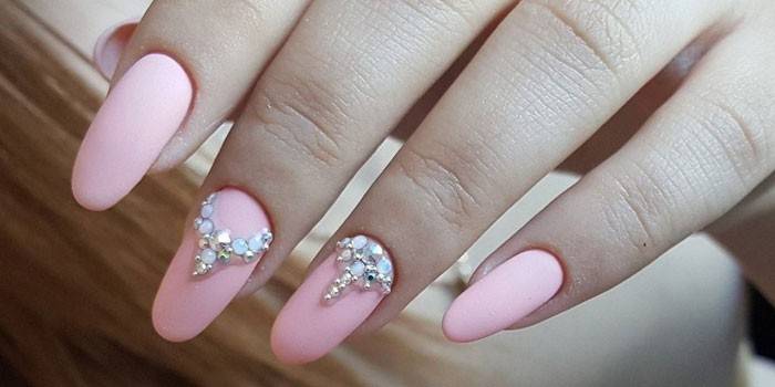 Manicure su unghie lunghe con strass