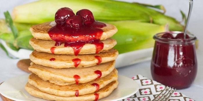 Fertige süße Pfannkuchen mit Marmelade
