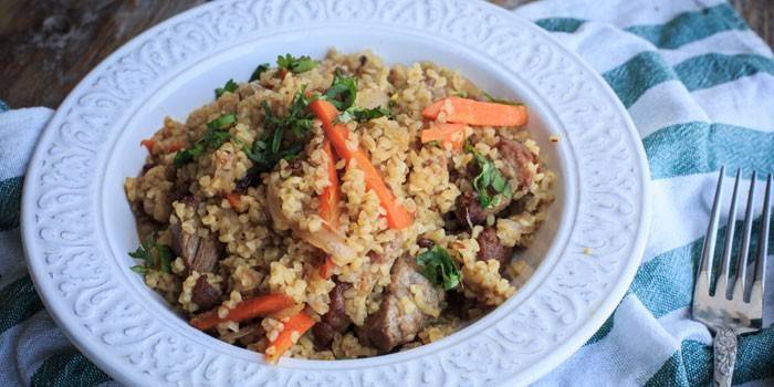 Bulgur pilaf ar cūkgaļas gaļu un burkāniem