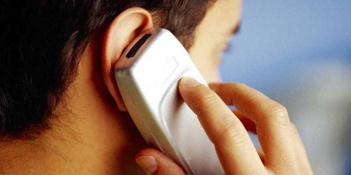 Om care vorbește la telefon