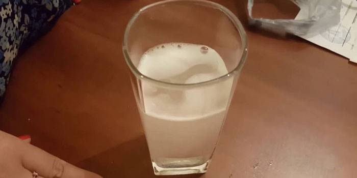 „Eco Slim“ tabletė ištirpinta vandenyje stiklinėje