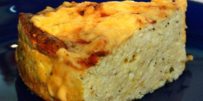 Kus pečenej kuracej sufle na tanieri