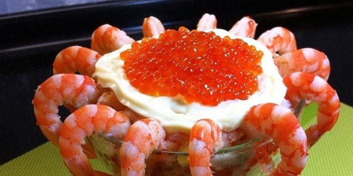 Ensalada de camarones hervidos y caviar rojo