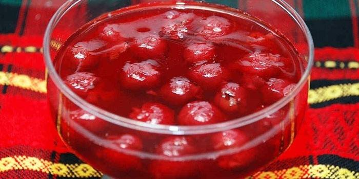 Crema con gelatina con cerezas