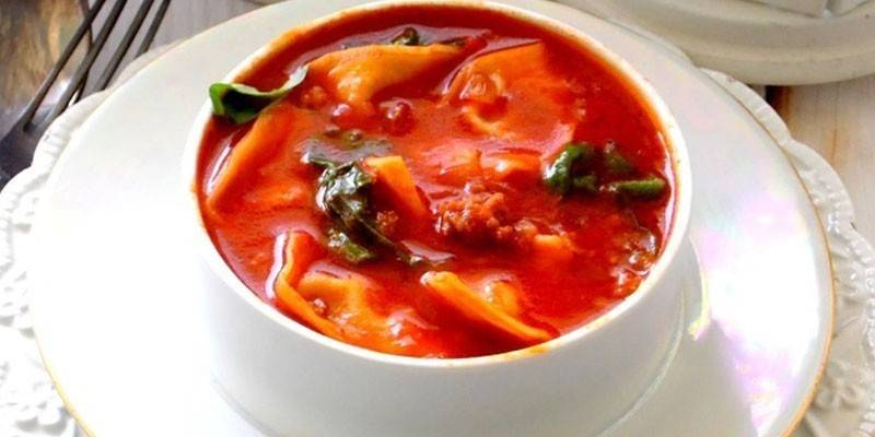Sopa italiana de tomàquet amb tortellini