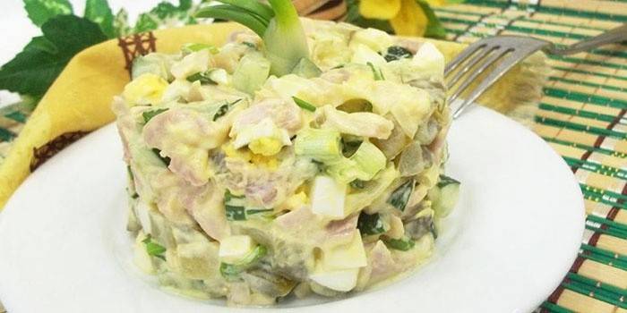 Đĩa với salad với thịt gà và dưa chuột trên đĩa