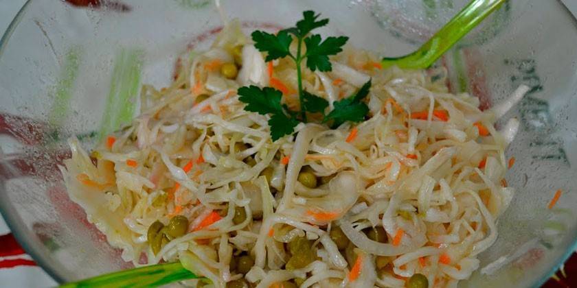 Салата од киселог купуса са грашком