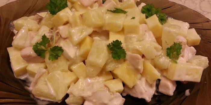 Forretter med ananas og røget kylling