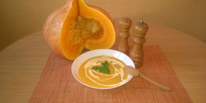 Kürbiscremesuppe mit saurer Sahne