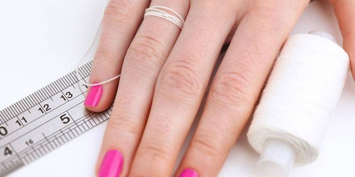 Chủ đề trên ngón tay và thước kẻ cô gái