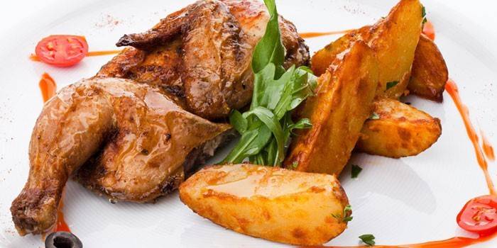 Frango de tabaco meio assado com batatas num prato