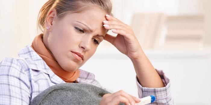 Cô gái nhìn vào một nhiệt kế