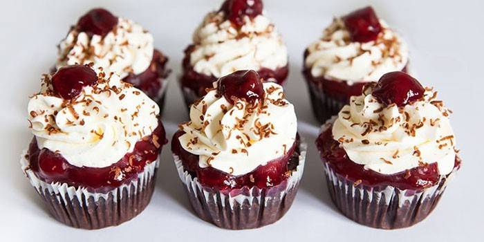 Petits gâteaux prêts aux cerises