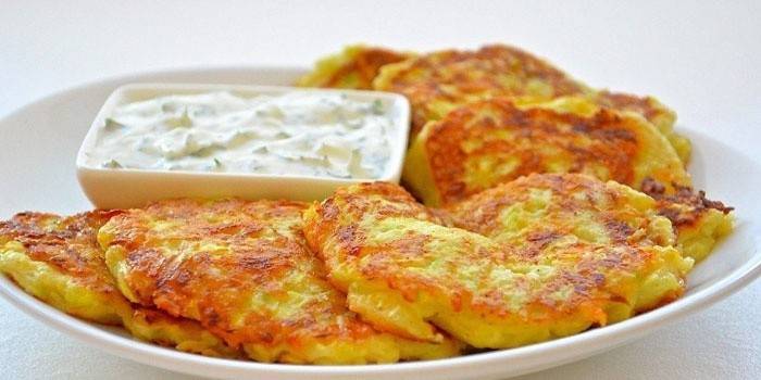 Krapfen mit Käse und Soße