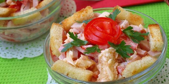 Salad với cà chua và bánh quy giòn