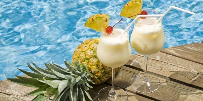 Zwei Gläser mit einem Cocktail von Pina Colada