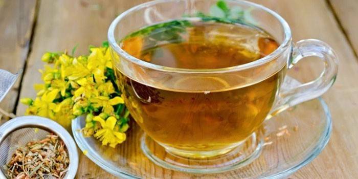 Infuso di iperico in una tazza