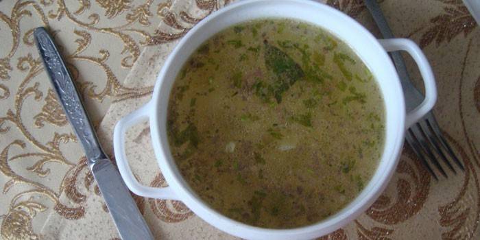 Bouillon dans une assiette