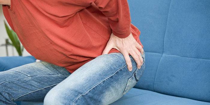 Một người đàn ông ngồi trên ghế sofa