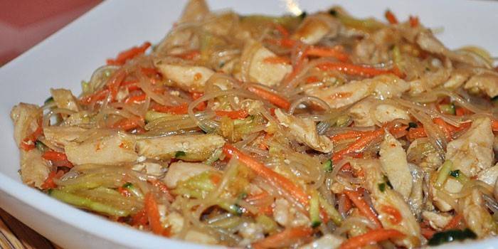 Фунцхоса са пилетином, шаргарепом и печуркама