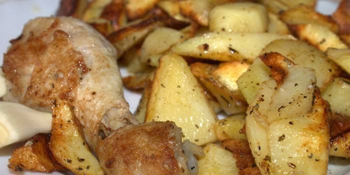 Muslo de pollo con papas fritas