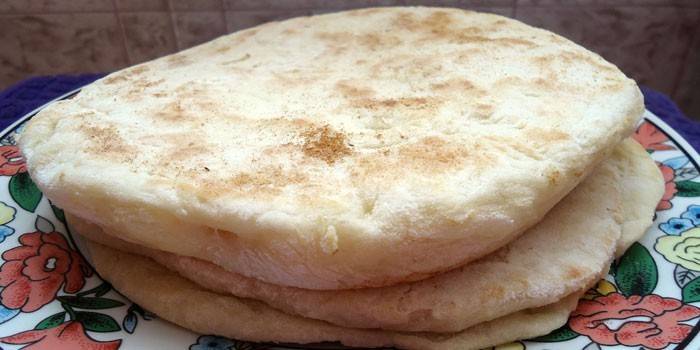 Bánh tortilla làm sẵn trên một món ăn
