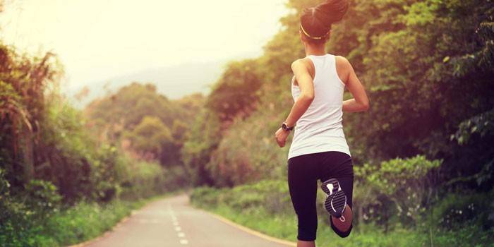 La ragazza corre lungo la strada