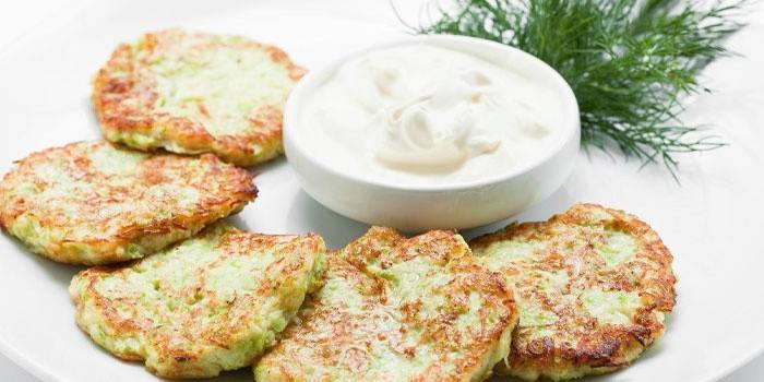 Kesäkurpitsarasvikkeet kastikkeella