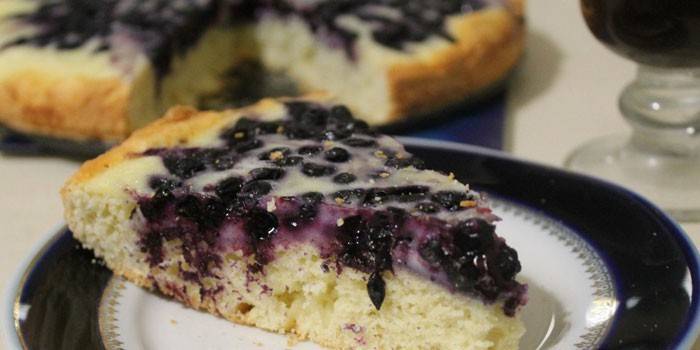 Ein Stück Heidelbeer-Gelee-Torte