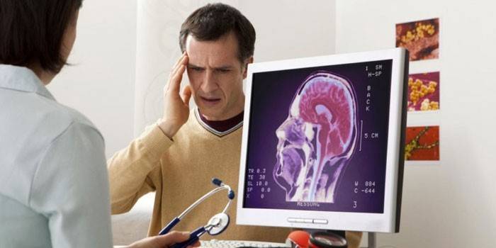 Người đàn ông tại cuộc hẹn bác sĩ và kết quả CT trên màn hình
