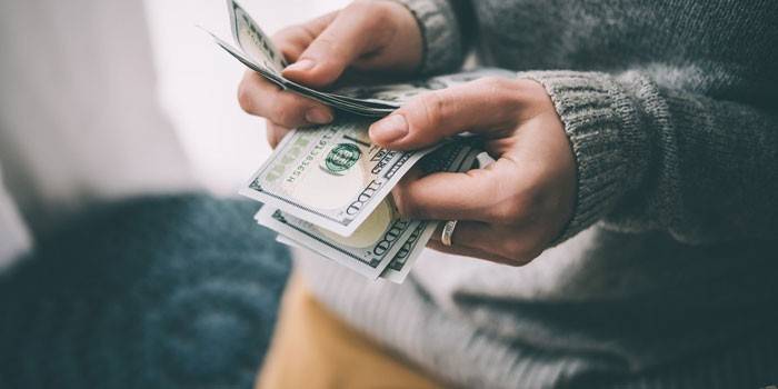 Dinero en mano