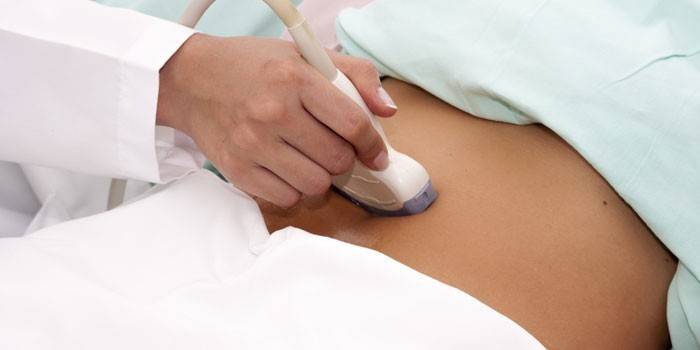 Một bác sĩ siêu âm các cơ quan vùng chậu cho một người