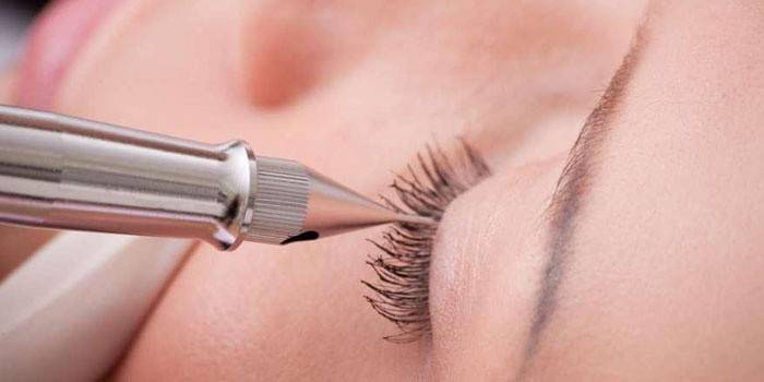 Dessin d'un tatouage sur l'espace entre les cils